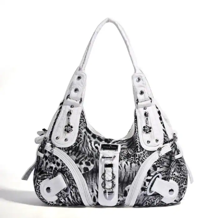 Stylische Ledertasche mit Animal-Print, ideal für moderne Frauen, die modisches und funktionales Accessoire suchen, perfekt für den Alltag und besondere Anlässe.