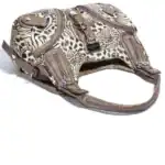 Interessante Leopard-Design-Handtasche mit Zierbändern und silbernen Details, ideal für stilvolle Outfits.