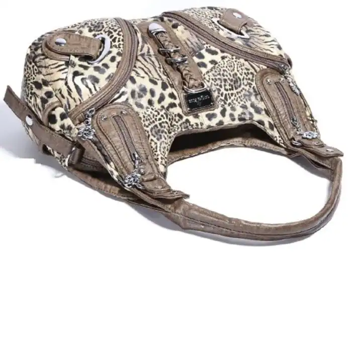 Interessante Leopard-Design-Handtasche mit Zierbändern und silbernen Details, ideal für stilvolle Outfits.