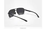 Modische schwarze Sonnenbrille mit dunklen Gläsern und dünnem Rahmen, ideal für stilbewusste Männer und Frauen.