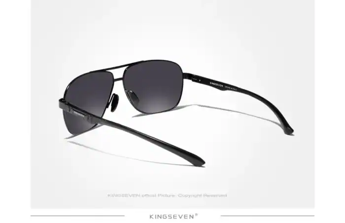 Modische schwarze Sonnenbrille mit dunklen Gläsern und dünnem Rahmen, ideal für stilbewusste Männer und Frauen.