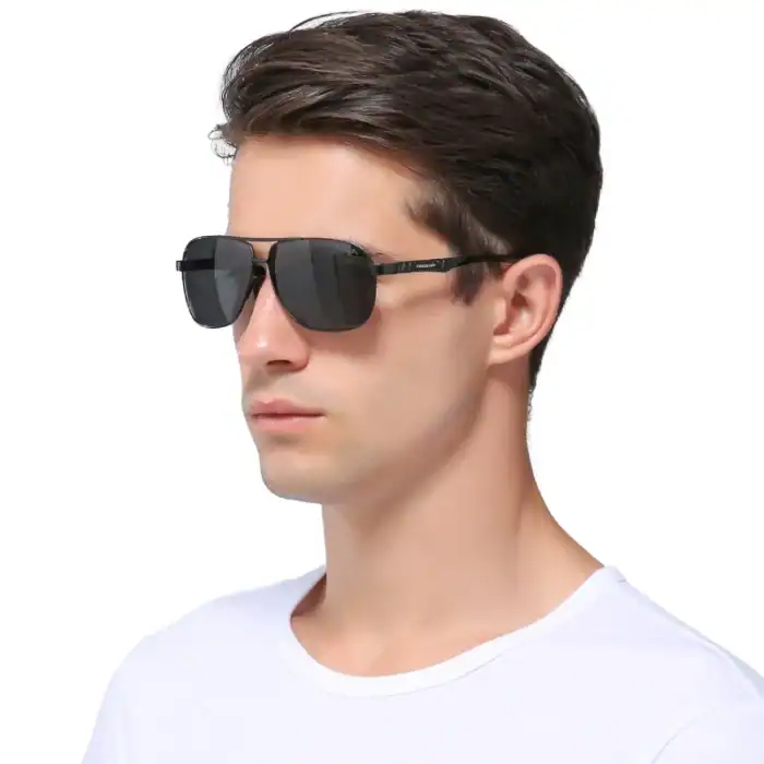 Stylische dunkle Sonnenbrille für Herren, modern und bequem, perfekt für den Sommer und Freizeit.