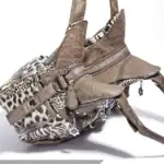 Lederhandtasche mit Tiermuster, Zierreißverschlüssen und Metallanhängern, stilvoller Begleiter für modebewusste Damen.