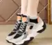Sneaker in trendigem Design mit robustem Sohlenprofil, ideal für sportliche Aktivitäten und Alltag, erhältlich bei OutletLite.