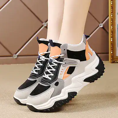 Sneaker in trendigem Design mit robustem Sohlenprofil, ideal für sportliche Aktivitäten und Alltag, erhältlich bei OutletLite.