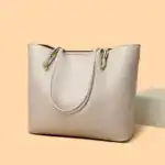 Elegante helle Lederhandtasche mit goldenen Akzenten, perfekte Ergänzung für modebewusste Frauen. Hochwertiges Design und geräumiger Stauraum für den Alltag.
