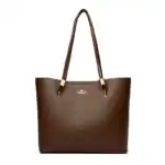 Laptoptasche aus braunem Echtleder mit eleganten Goldakzenten, geeignet für berufliche und alltägliche Nutzung, stilvoll und langlebig.