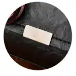 Glamouröse schwarze Ledertasche mit silbernem Metallelement für hochwertige Accessoires.