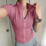 Atmungsaktive Damen-Trainingsjacke in Rosa mit Sport-Reißverschluss, ideal für Fitness und Outdoorsport. Leichte, elastische Passform für Komfort beim Training.