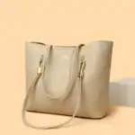 Elegante beige Handtasche aus hochwertigem Leder, ideal für den Alltag oder besondere Anlässe, mit goldfarbenen Details für einen stilvollen Look.
