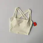Bequemer, weißer Sport-BH aus atmungsaktivem Material, ideal für Yoga, Fitness und Freizeit.