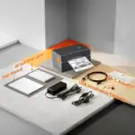 Drucker mit USB-C Adapter, Testdruckbändern und Bedienungsanleitung für schnelle Etikettenerstellung, ideal für Unternehmen und Lagerverwaltung.