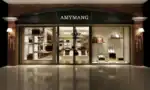OutletLite: Luxuriöse Ledertaschen und hochwertige Accessoires in stilvollem Ladendesign.