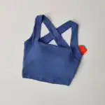 Weiblicher blauer Sport-BH aus schnelltrocknendem Material, nachhaltige Produktion, ideal für Fitness und Yoga.