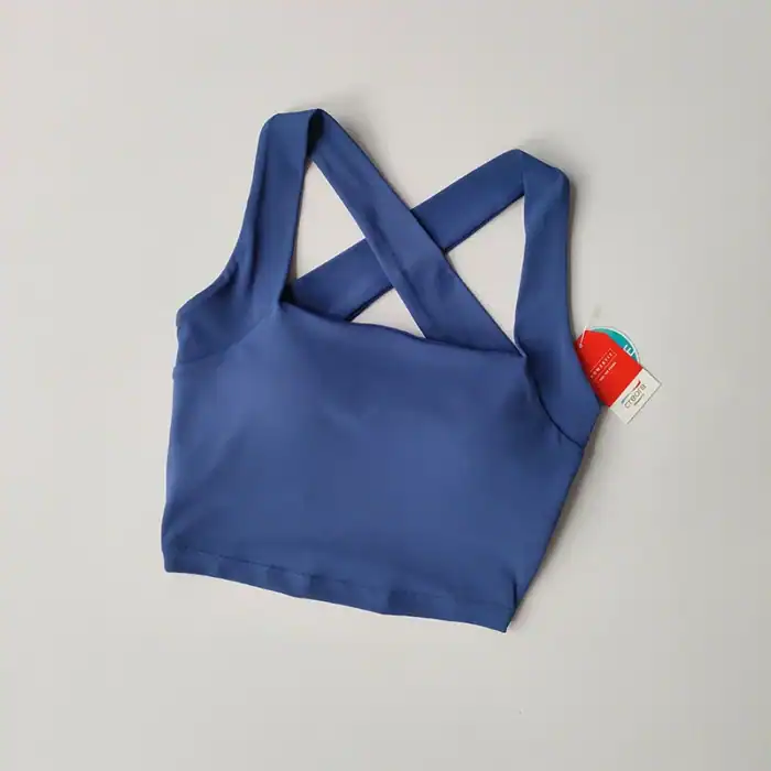 Weiblicher blauer Sport-BH aus schnelltrocknendem Material, nachhaltige Produktion, ideal für Fitness und Yoga.