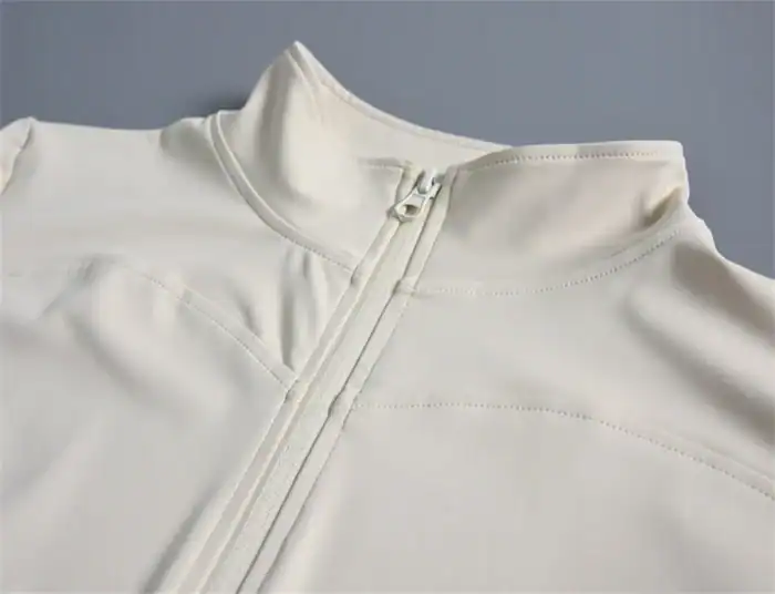 Hochwertiger weißer Sport- oder Freizeit-Track-Jacke mit Stehkragen und Reißverschluss, geeignet für sportliche Aktivitäten, bequeme Passform, modernes Design, ideal für Freizeit und Sport.