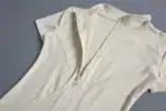 Hochwertige weiße Damenjacke mit Reißverschluss und modernem Design, ideal für Outfits im Alltag oder Freizeit. Perfekt für stilbewusste Frauen, die Komfort und Trend verbinden.