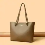 Laptoptasche aus hochwertigem Leder in neutralem Braun mit eleganten Tragegriffen, perfekt für den modernen Büroalltag.