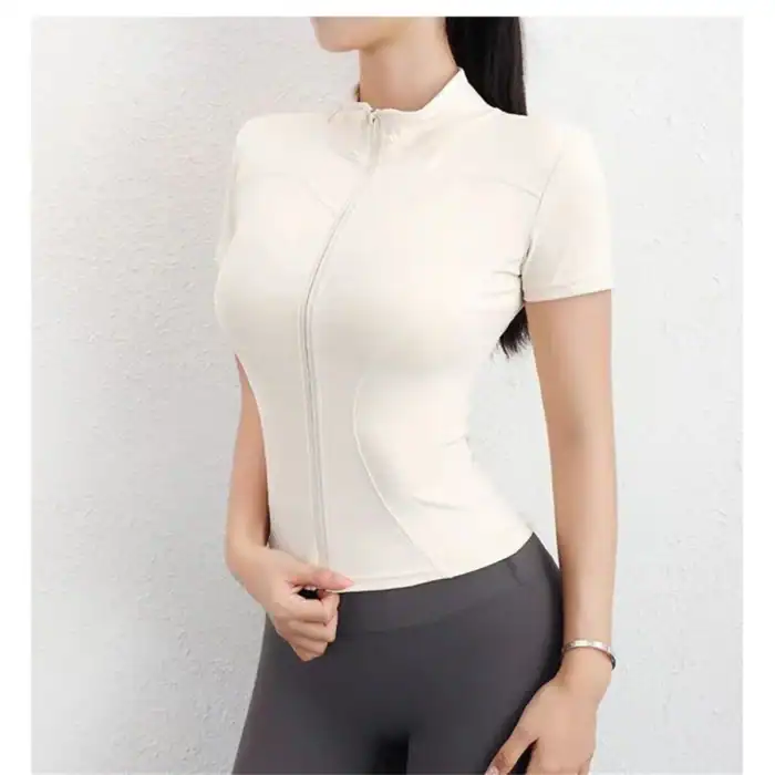 Moderner Damen-Workout-Top in Creme mit Reißverschluss, ideal für Sport und Freizeit, aus atmungsaktiven Materialien für optimalen Komfort und Style.