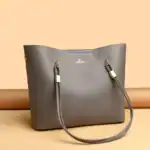 Edle graue Damenhandtasche aus hochwertigem Leder, stilvoll und praktisch für den Alltag. Perfekt für Modebewusste, bietet viel Stauraum und elegantes Design.