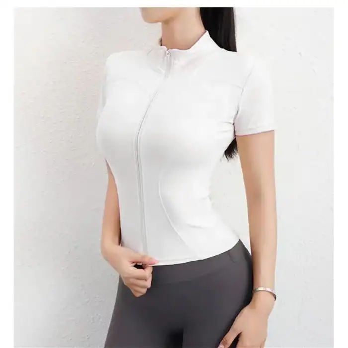 Pufferjacke mit Reißverschluss und Stehkragen, perfekte Alltagsbekleidung für Damen, weiße sportliche Jacke, OutletLite, hochwertige Outdoor-Mode, elegante Casual-Bekleidung, moderne Damenmode, bequeme Freizeitjacke, stilvoller Look, trendige Outfits, funktionale Oberbekleidung.