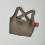 Bequemer Sport-BH aus elastischem Material in neutralem Braun für Damen, ideal für Yoga und Alltag.