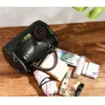 Reisezubehör Tasche mit verschiedenen Gegenständen, Reiseutensilien, Kosmetik und Elektronik.