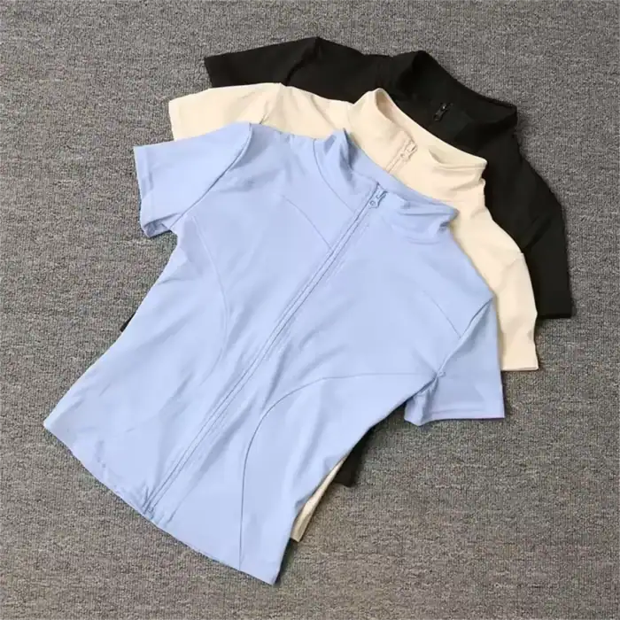 Attribut: Damen Sportjacken in verschiedenen Farben, bequem und stylish, ideal für Fitness, Freizeit und sportliche Aktivitäten, erhältlich bei OutletLite.