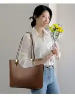 Blumenstrauß in zarter Geschenkverpackung, Geschenkidee für besondere Anlässe, stilvolle Blumenpräsentation, Frühlingshafte Dekoration, Frischer Blumenstrauß für Freude und Glück.