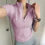 Atmungsaktive, sportliche Damen-Poloshirt aus elastischem Material, perfekt für Fitness und Freizeit.