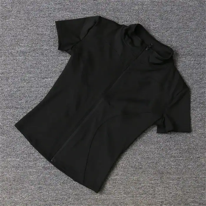 Black, sportliches Damen-Outdoor-Jacke mit zippered Front und atmungsaktivem Material, ideal für aktive Freizeit- und Sportaktivitäten. Perfekt für Outdoor-Fans und Modebewusste.