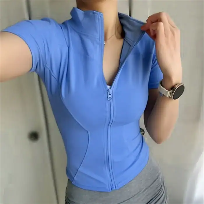 Sportliches, enganliegendes blauer ZIP-Top, ideal für Fitness und Freizeit, aus atmungsaktivem Material, perfekt für aktive Frauen.