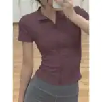 Attributtext: Funktionale, sportliche Sportjacke in Burgunderrot mit Reißverschluss, ideal für Fitness und Freizeit, bequemes Material, perfekt für aktive Frauen.