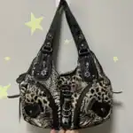 Rfid-Tasche mit Leopardenmuster, Lederdetails und mehreren Reißverschlusstaschen, perfekt für Damen, modisch und funktional.